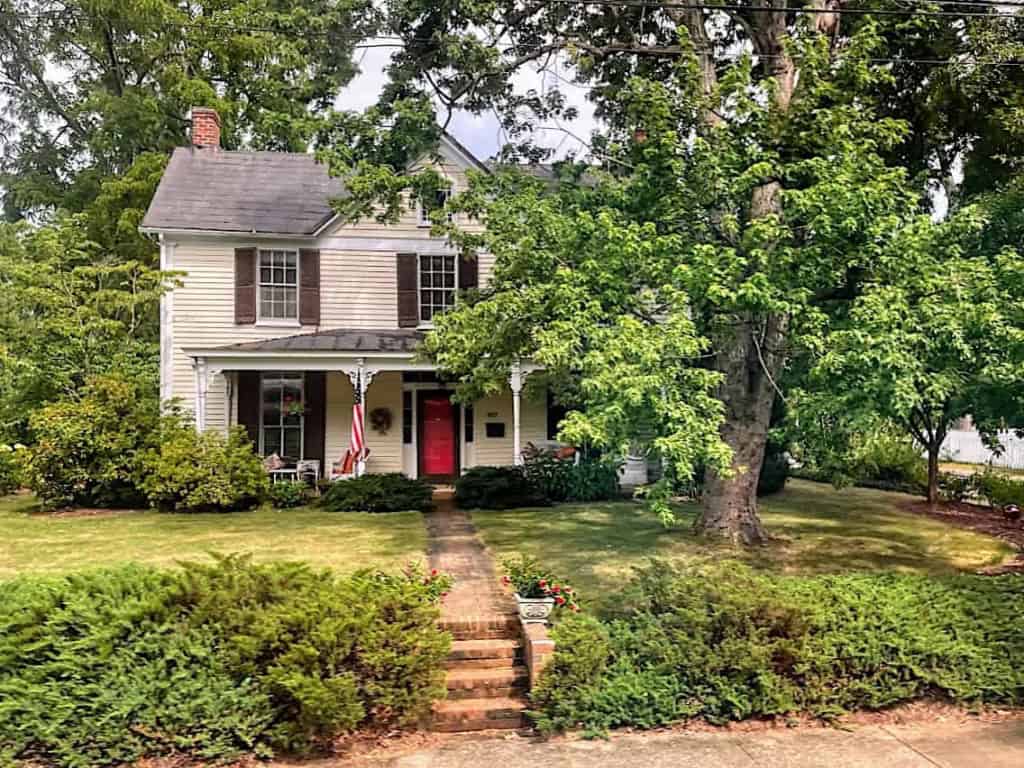 Passing by an old house in Ashland, Virginia